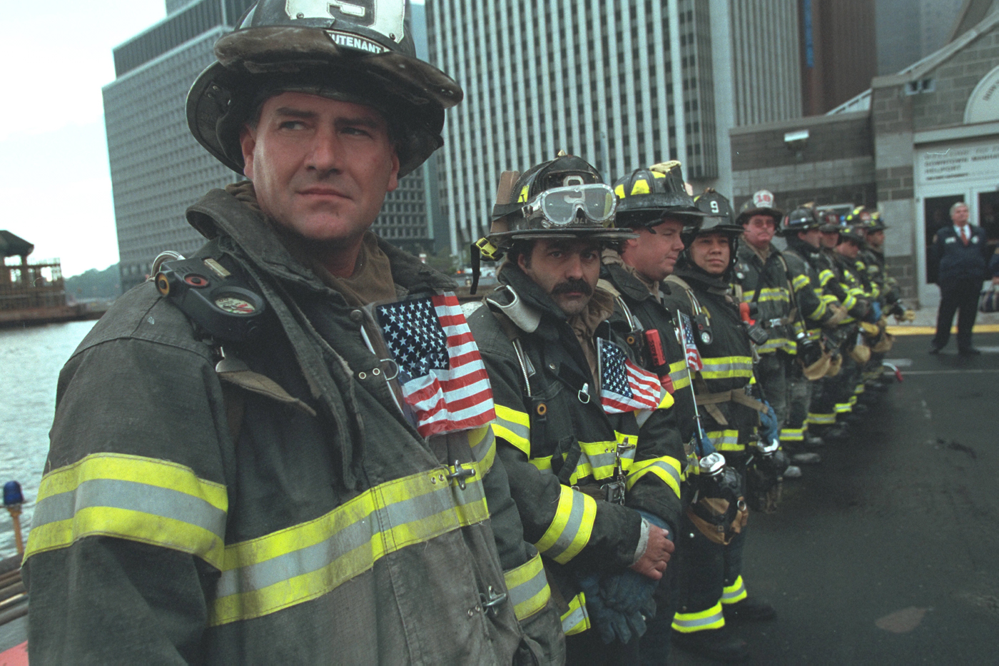 Izmoreni njujorški vatrogasci dočekuju predsjednika Busha u lučkoj upravi New Yorka.