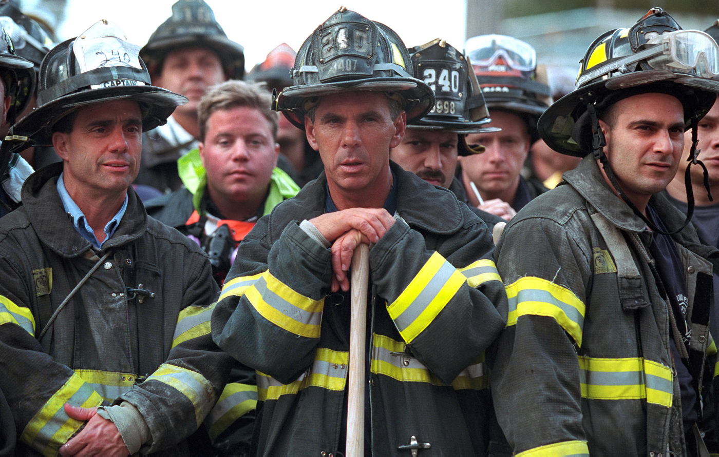 Vatrogasci gledaju Georgea W. Busha dok obilazi ruševine WTC-a 14. rujna 2001. godine.