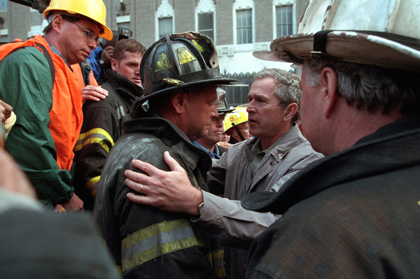 Predsjednik Bush osobno zahvaljuje jednom od vatrogasaca koji se nalazi na ruševinama WTC-a. 14. rujan 2001. godine.