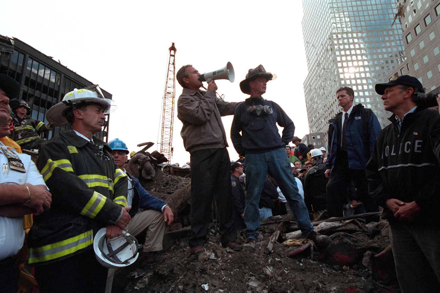 Predsjednik Bush se obraća vatrogascima dok stoji na ruševinama WTC-a. Uz njega je umirovljeni vatrogasac Bob Beckwith. 14. rujan 2001. godine.