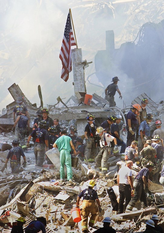 Američka zastava postavljena na pola koplja na ruševinama WTC-a. 13. rujna 2001. godine
