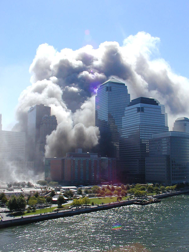 New York obavijen dimom nekoliko minuta nakon urušavanja oba tornja.