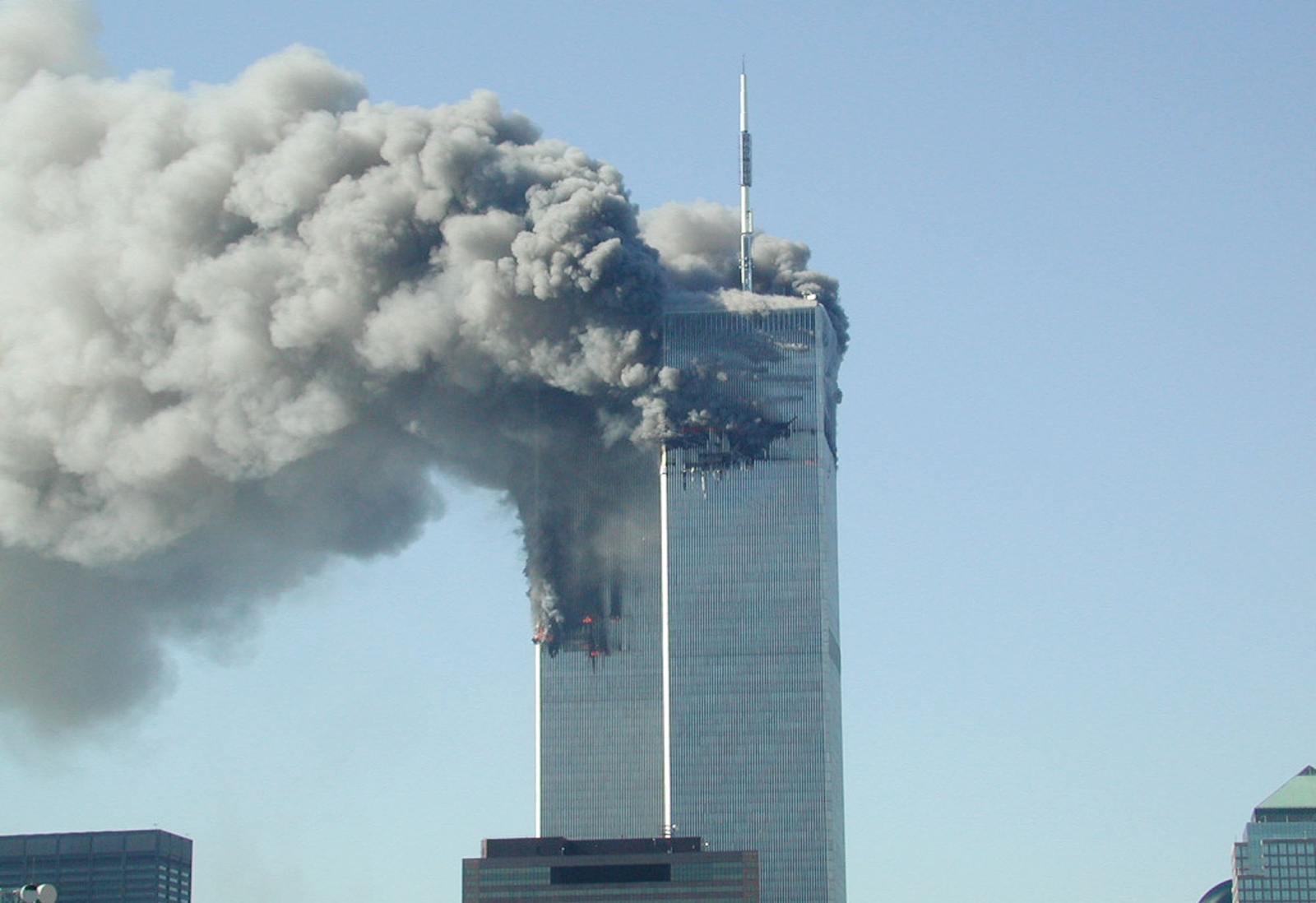 Dim se širio nakon udara oba aviona u tornjeve. Ova fotografija snimljena je neposredno prije urušavanja.
