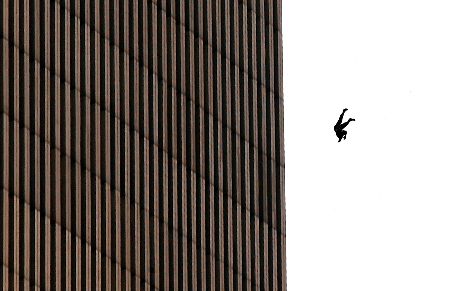Jedna od najupečatljivijih fotografija napada. "The falling man", odnosno čovjek koji se baca je postao jedan od simbola napada 11. rujna. U bezizlaznoj situaciji, ovaj čovjek je u krajnjem očaju odlučio da će se radije baciti sa tornja, nego poginuti u njemu.