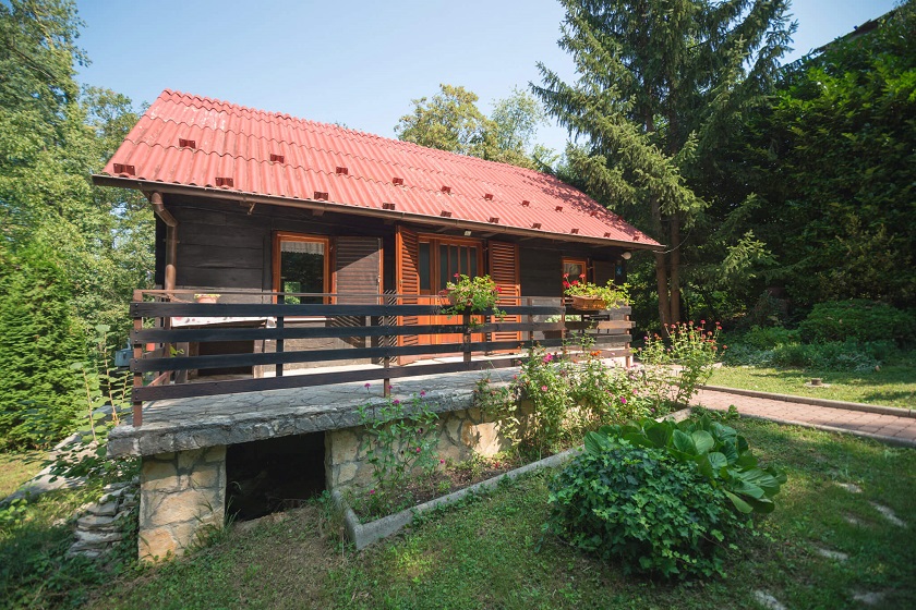 Wooden House Vukelić nalazi se u Stubičkim Toplicama, 40 kilometara od Zagreba.