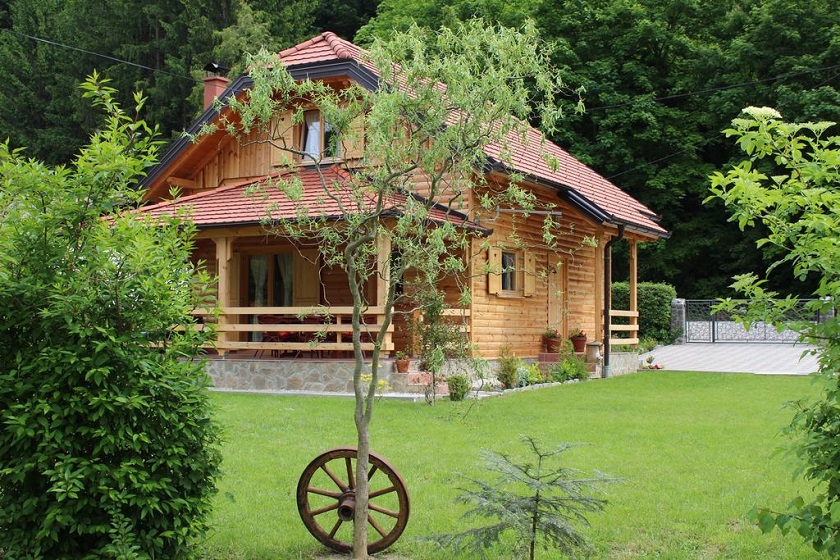 Drvena Hižica nalazi se u Tuheljskim toplicama, 60-ak kilometara od Zagreba.