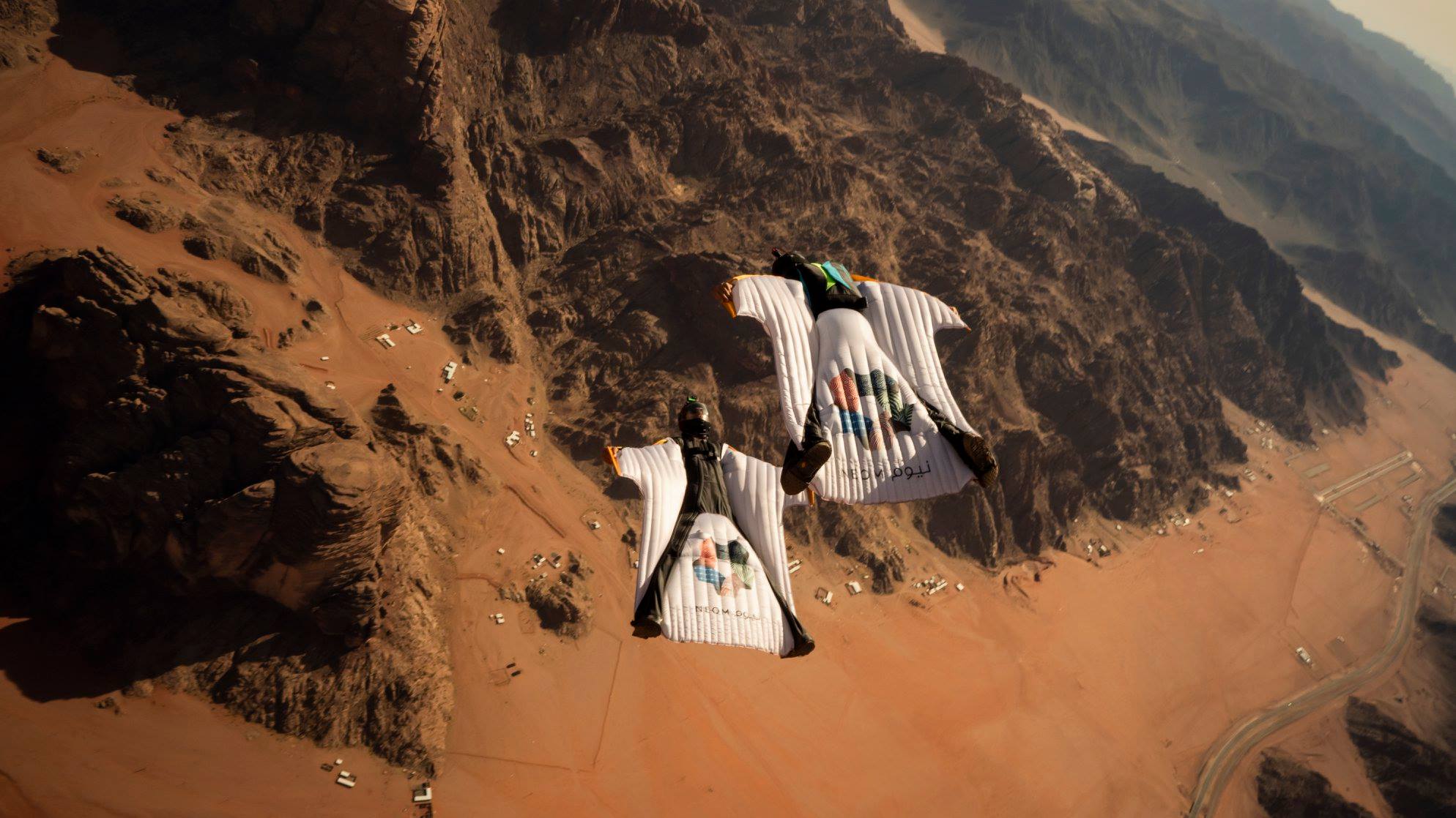 Saudijci se već sada trude privući fokus medija i svijeta na Neom, pa su tako prošle godine na mjestu gdje će biti izgrađen grad organizirali natjecanje u ekstremnim sportovima, poput skakanja Wingsuitom.