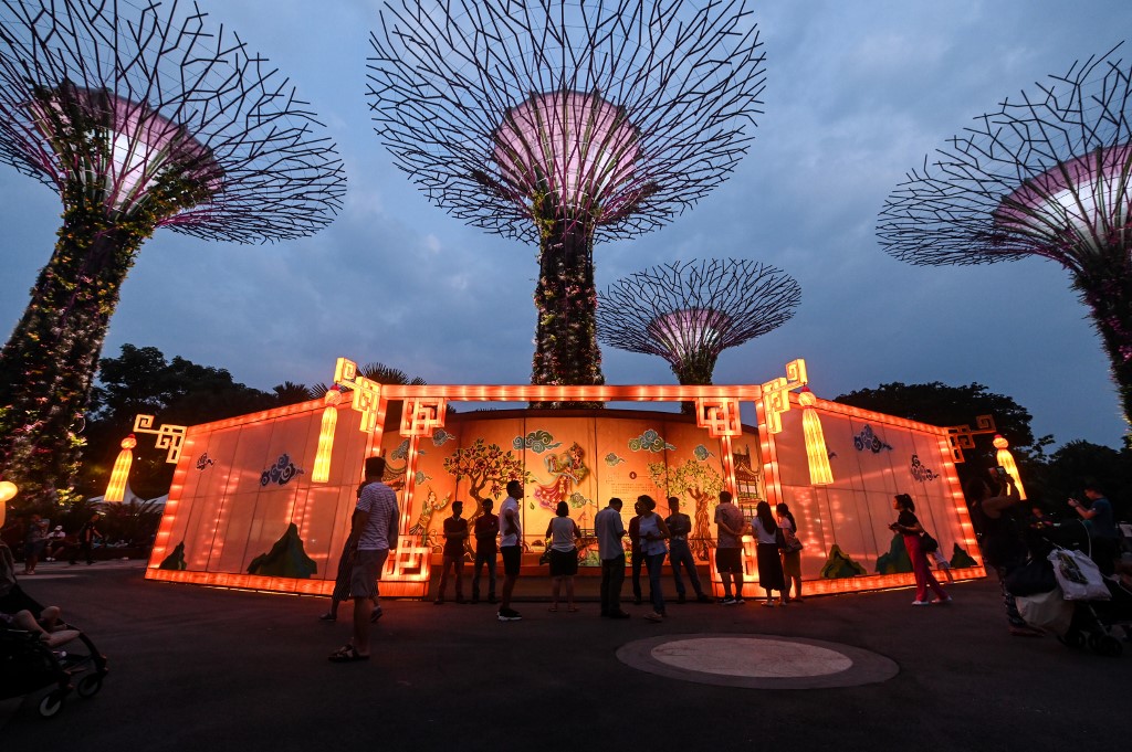 Kao inspiracija za grad je očito poslužio Singapur, budući da su Saudijci iskoristili sliku singapurskih Gardens by the Bay u svojim promotivnim materijalima. 