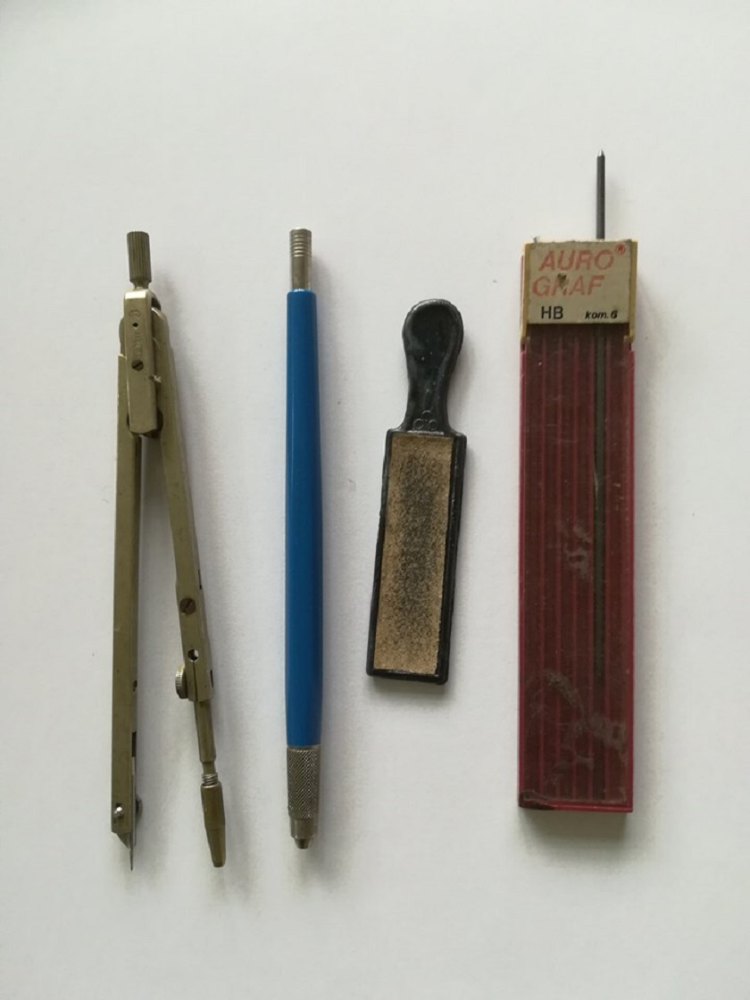 Crtači pribor bez kojeg se nije moglo: šestar, tehnička olovka, mine i brusna pločica.