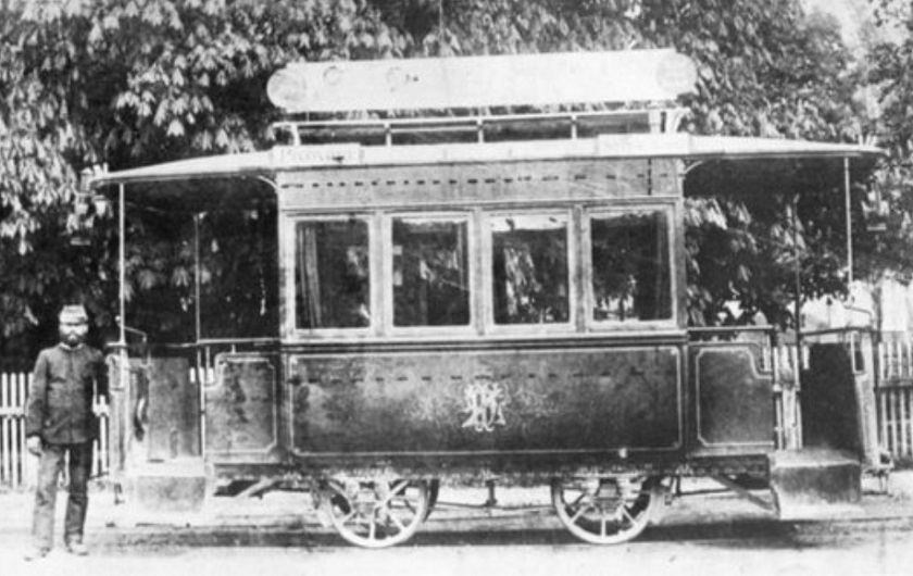 Na današnji dan prije 128 godina u Zagrebu je u promet pušten prvi konjski tramvaj. Prvi tramvaji imali su zatvorena kola...