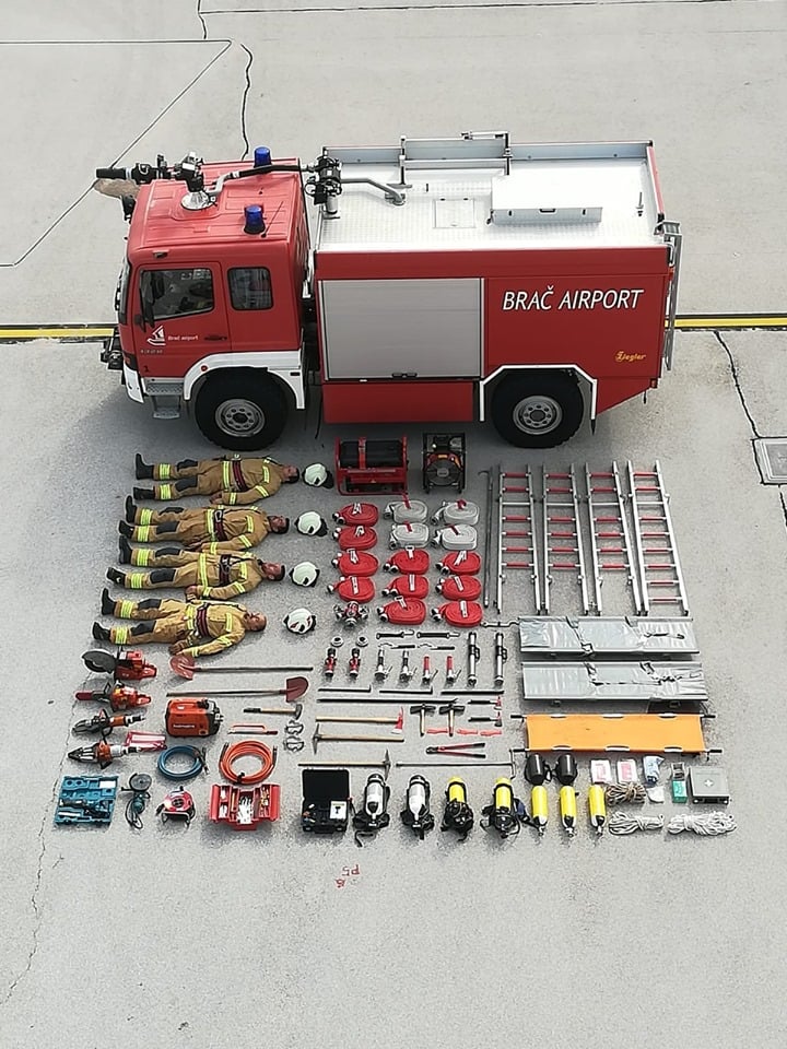 Što sve ekipa vatrogasaca s bračkog aerodroma ima u kamiončiću?