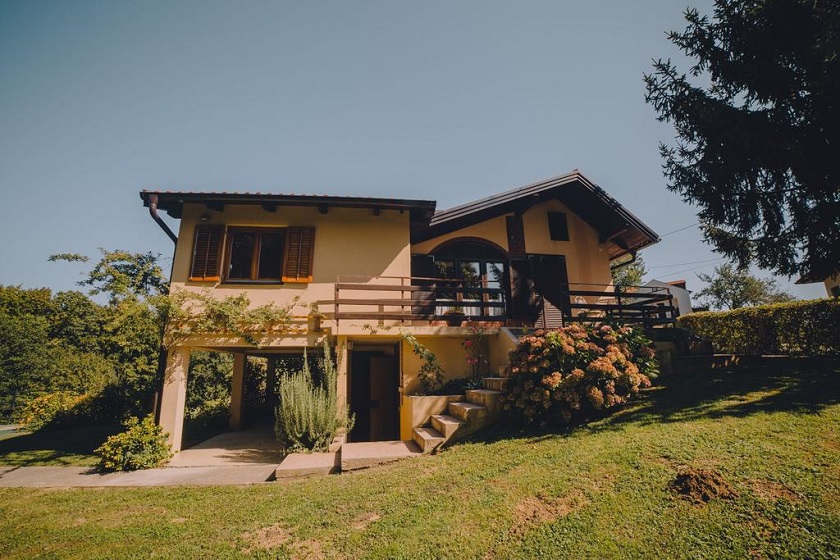 Kuća za odmor Castanea nalazi u mjestu Vugrišinec, deset kilometara od Svetog Martina na Muri.
