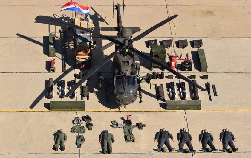 Piloti Hrvatske vojske s s helikopterom OH-58D Kiowa Warrior i pripadajućom opremom