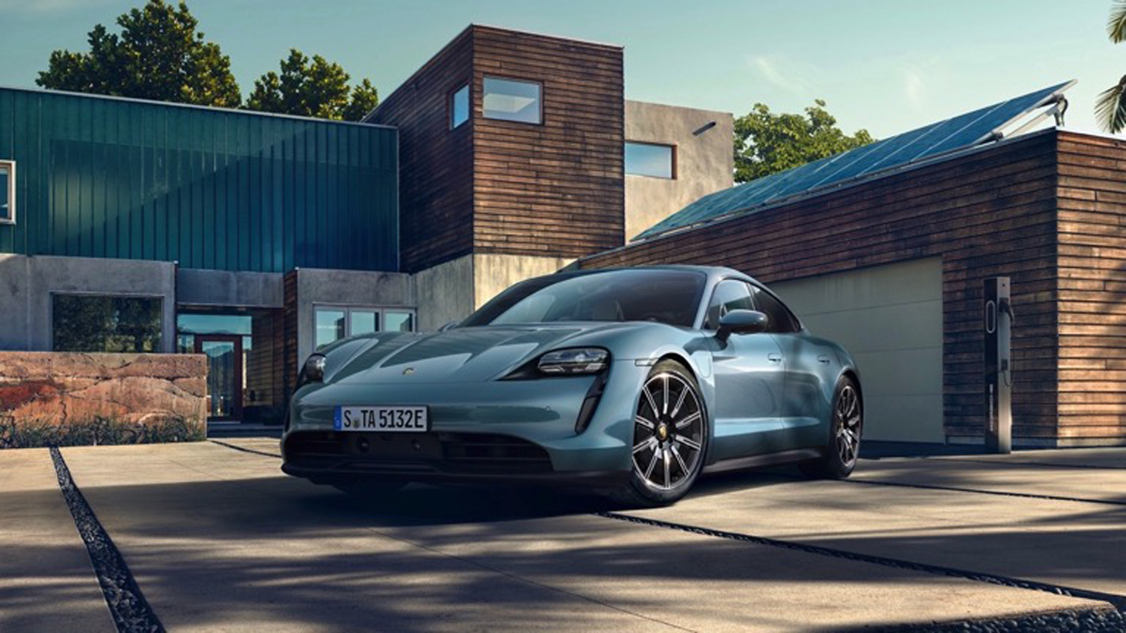 U prodaju sljedeće godine stiže i Porscheov prvi posve električni automobil, Taycan. Službeno predstavljen ove godine, Taycan se nameće kao do sada najkonkretnija konkurencija Teslinom Modelu S, od kojeg je Taycan u sve više usporednih testova nadmoćniji. Taycan je također brže odvozio krug Nürburgring Nordschleifea, 22 kilometarske trkaće staze, što je Teslu nagnulo na izradu još sportskijeg Modela S, koji bi u prodaju trebao stići (možda) sljedeće godine.
