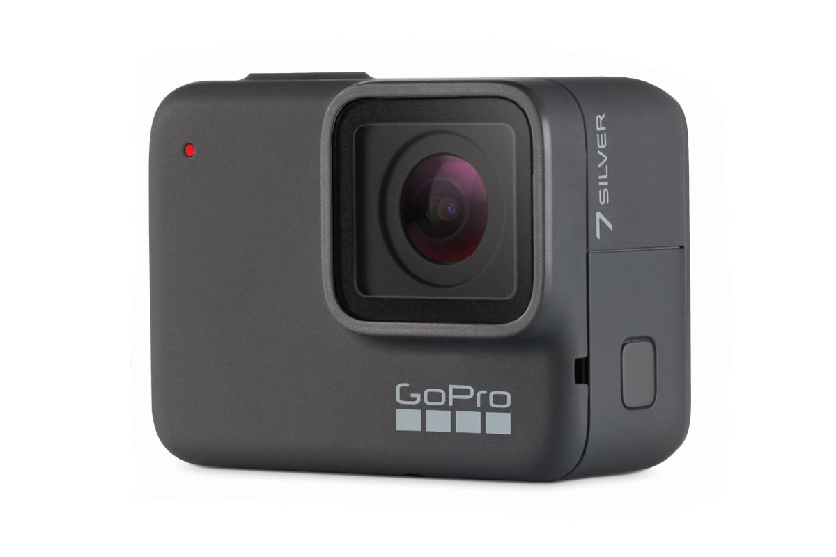 U <a href="https://www.links.hr/hr/sportska-digitalna-kamera-gopro-hero7-silver-4k30-10-mpixela-wdr-touchscreen-voice-control-2-axis-gps-320300083"><u><b>Linksu</b></u></a> smo pronašli sportsku akcijsku kameru GoPro Hero 7, koja je na velikom  popustu sa 1799 kuna na 899 kuna, što je ušteda od 900 kuna, odnosno gotovo 50 posto. Radi se o otpornoj sportskoj kameri koja može snimati 4K video u 30 sličica po sekundi, a ovaj model opremljen je i sa Touchscreenom za jednostavnije korištenje. Links upozorava da u ponudi imaju samo šest komada u trgovini na Trešnjevci.