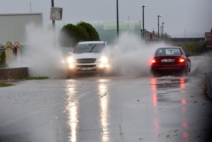 Snažna kiša je u Šibeniku poplavila i prometnice. Photo: Hrvoje Jelavic/PIXSELL