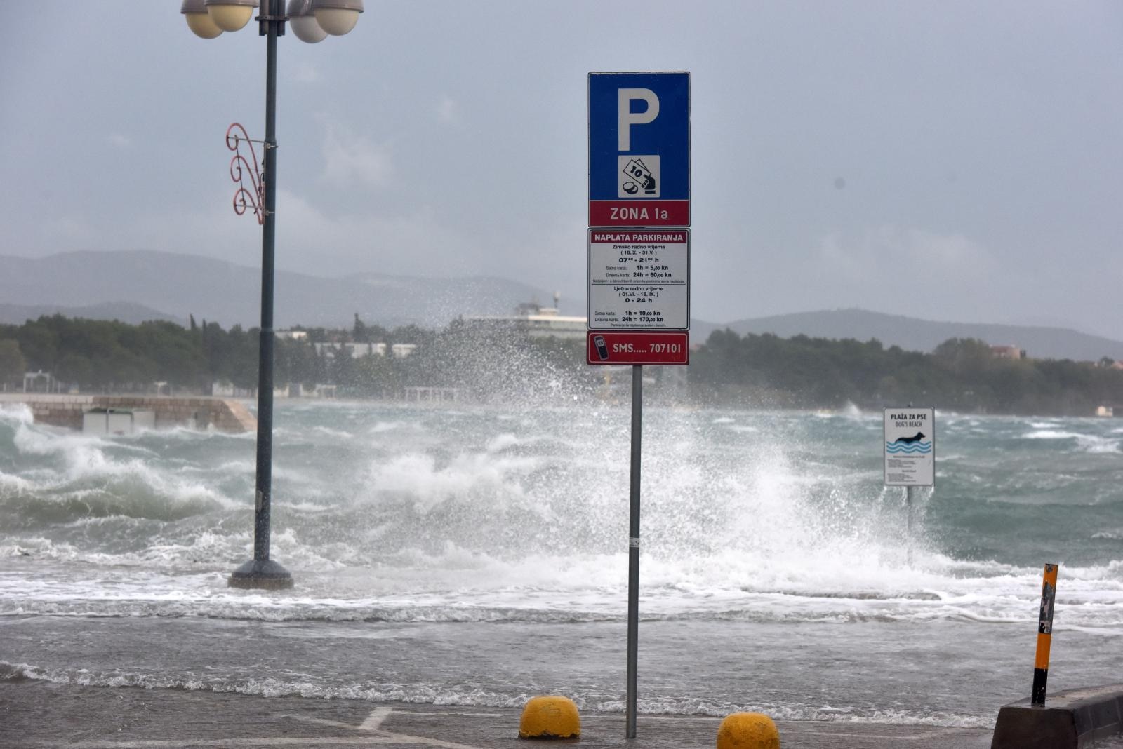 Jako i olujno jugo i veliki valovi potpuno su poplavili vodičku rivu.
Photo: Hrvoje Jelavic/PIXSELL