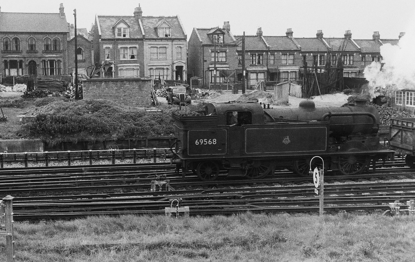 Stewartov interes za prave modele željeznice započeo je u djetinjstvu dok je živio na sjeveru Londona te putovao na odmor s roditeljima u obalni grad Bognor Regis.