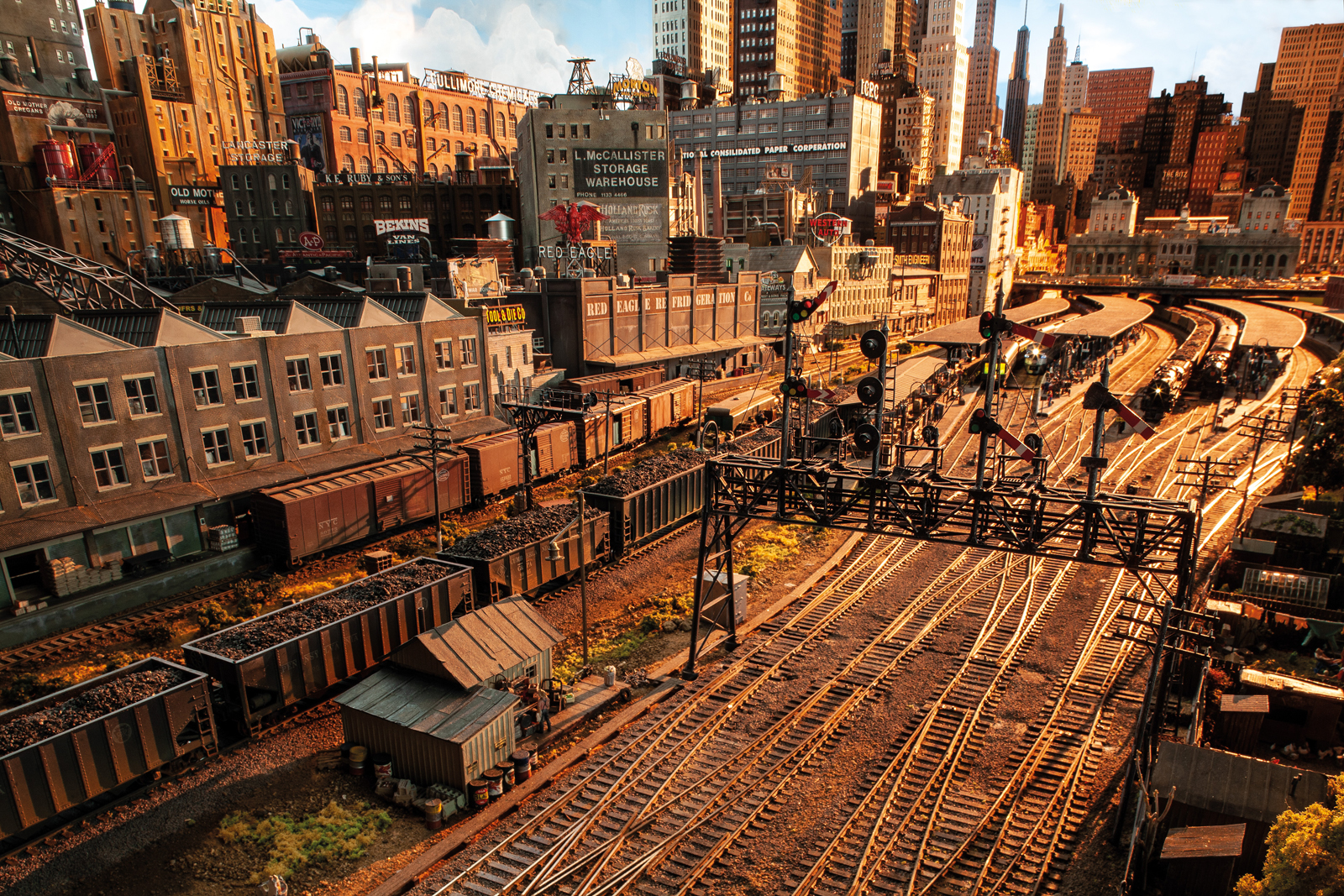Pjevač Rod Stewart (74) podijelio je s javnosti ogromni, nevjerojatno detaljni model željezničkog grada koji su on i njegovi prijatelji radili 26 godina. Grad je predstavio u časopisu Railway Modeller.