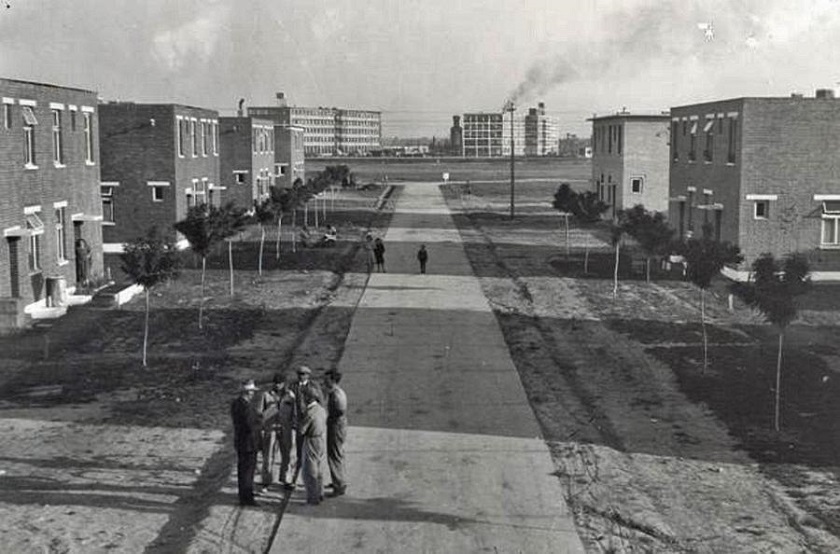 Naselje je 1936. imalo 122 zgrade izgrađene od neožbukane crvene opeke, a u njima je živjelo 1818 stanovnika.