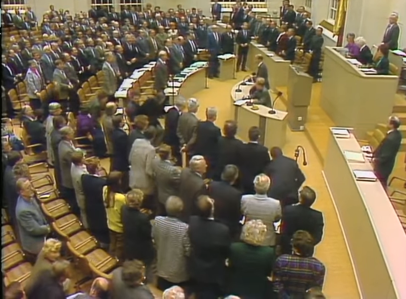U tom trenutku, u 500 kilometara udaljenom Bonnu, u glavnom gradu Zapadne Njemačke, prekinuta je sjednica Bundestaga. Zastupnici su spontano počeli pjevati himnu, a <b>Willy Brandt</b>, kancelar kojem se pripisuje najviše zasluga za spajanje istoka i zapada, pjevao je sa suzom u oku.
