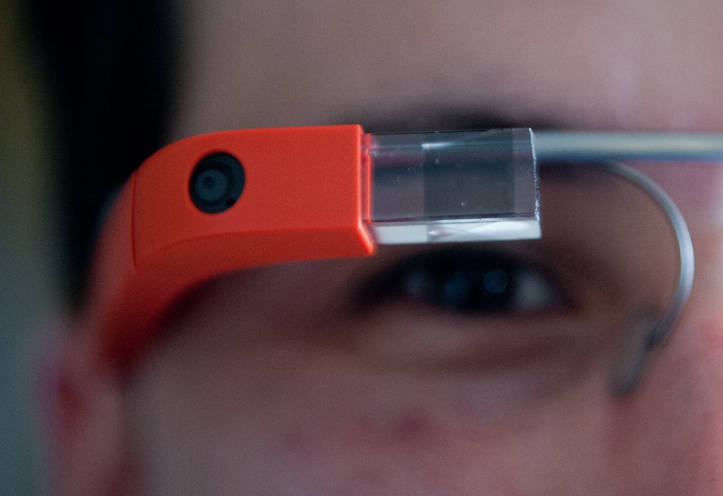 Google je najavio da će za pametne naočale Google Glass, koje su trebale biti revolucionarne, prestati izdavati nadogradnje. Google je tim potezom Google Glass proglasio praktički mrtvom platformom. Međutim, ta novost odnosi se na Google Glass Explorer Edition, verziju namijenjenu ambicioznim kupcima. Google Glass Enterprise Edition, namijenjen za profesionalnu industriju poput logistike i proizvodnje, i dalje će biti podržan. Korisnici mogu skinuti nadogradnju do 25. veljače 2022. Nakon nadogradnje, korisnici će i dalje moći snimati video i fotografije, no oni koji ne nadograde svoje naočale do tada, neće ih moći koristiti. Ipak, neke od funkcija, poput aplikacije MyGlass prestat će raditi 25. veljače 2020., kao i Gmail, YouTube, te Hangouts, neovisno o nadogradnji. Ovo nas je podsjetilo i na neke druge fora proizvode, koje je Google s vremenom ubio.