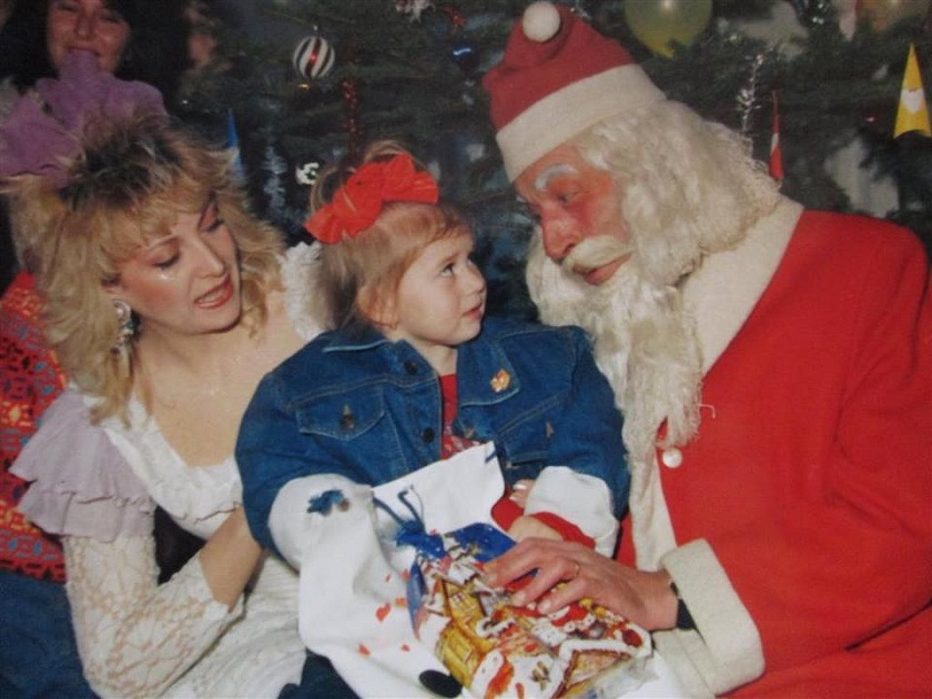 Cijenimo entuzijazam Djeda Mraza, ali djevojčica baš i ne dijeli naše sentimente. Snimljeno u Leskovcu 1989. godine.