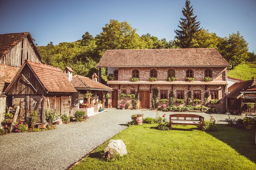 Koliba Tucina kuća nalazi se u Eko-etno selu Stara Kapela u Slavoniji. 