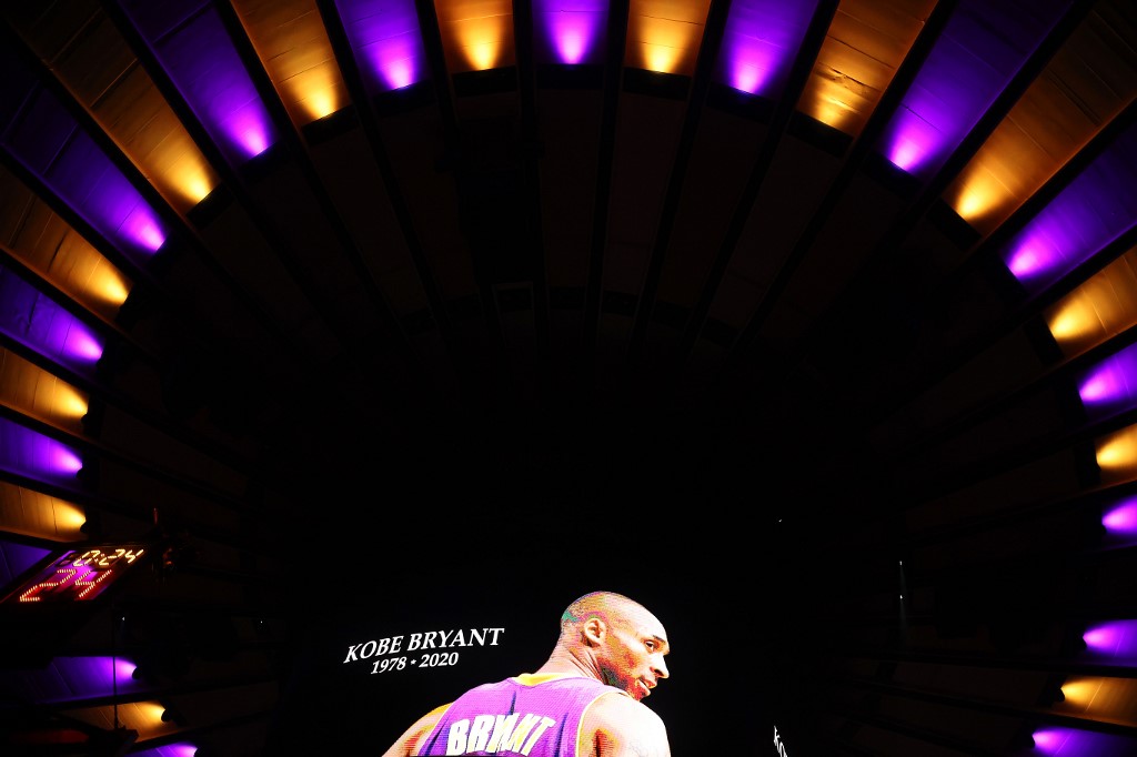 Minuta šutnje za Kobeja je održana i prije početka utakmice New York Knicksa i Brooklyn Netsa u Madison Square Gardenu.
