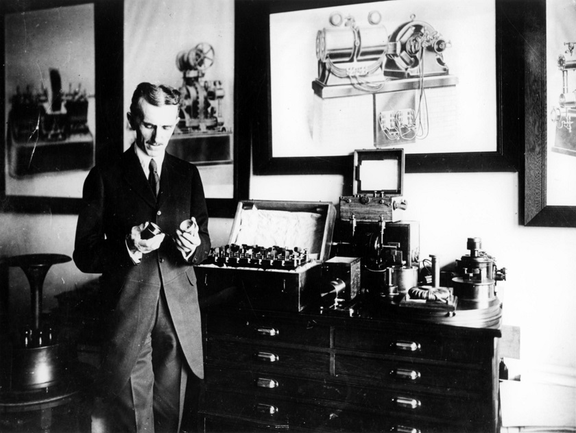 Ovo je Tesla snimljen 1920-ih uz radio. Inače, on je prvi objasnio proizvodnju radijskih frekvencija. 