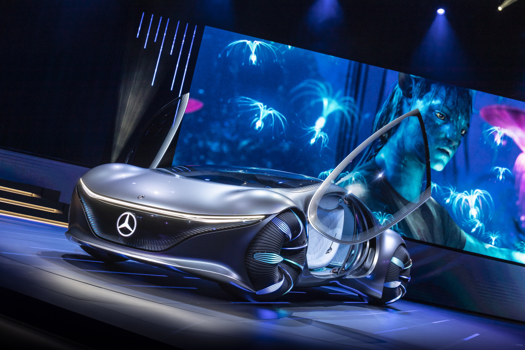 Gotovo 11 godina nakon filma Avatar, Mercedes Benz je predstavio konceptni automobil inspiriran filmom. Kako ne bi bilo dvojbe što je bila inspiracija, iz Mercedesa su na pozornicu doveli i redatelja filma, Jamesa Camerona. Ideja je da se stvori simbiotska veza između automobila i vozača, pa automobil može prepoznati kako vozač diše. U skladu s vozačevim disanjem, na stražnjem dijelu automobila se otvaraju i zatvaraju "škrge", odnosno maleni otvori.