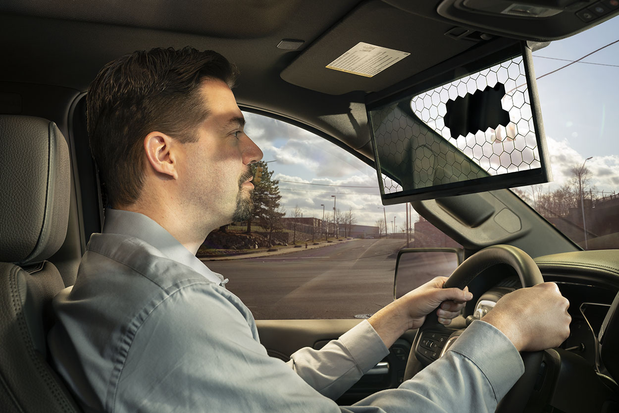 Bosch je predstavio Virtual Visor, za koji kažu da je prva inovacija u domeni štitnika za sunce u automobilima u posljednjih 95 godina. Pojednostavljeno, radi se o prozirnom LCD ekranu koji se zatamni samo u području koje baca sijenu na oči vozača, a ne zaklanja ostatak vidnog polja na vjetrobranskom staklu.