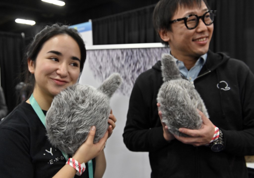 Japanski Yukai Engineering predstavio je Qoobo, terapijskog robota koji izgleda poput mačke bez glave. No, opremljen je repom kojim robot može sretno lamatati kada ga mazite.