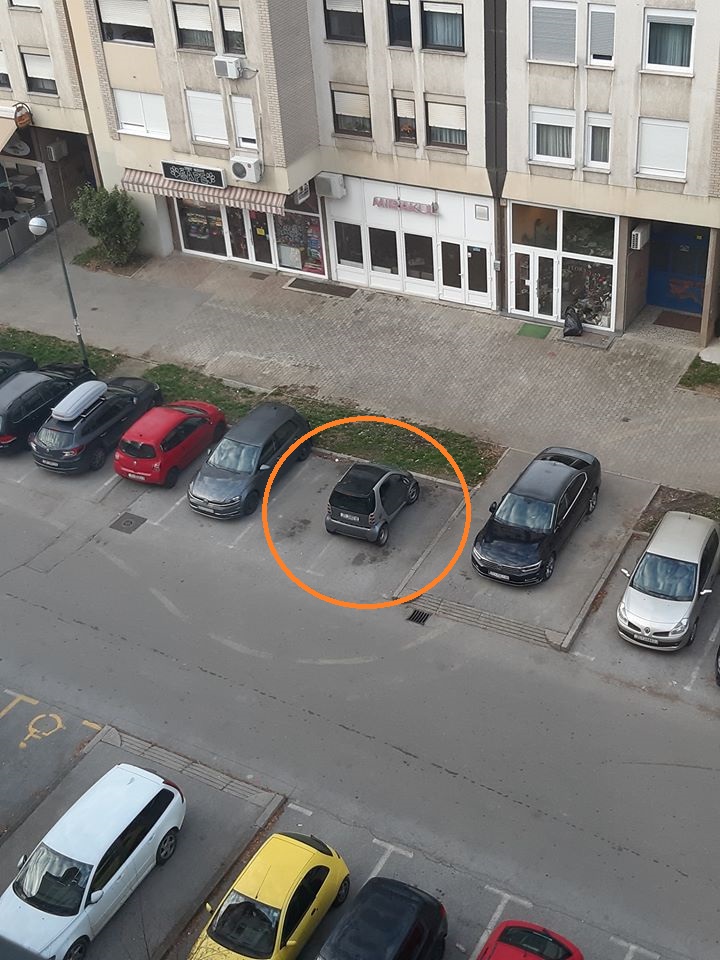 Osim divno parkiranog smarta, genijalni su i ovi na nogostupu. Inače, blokirali su prilaz vatrogascima i hitnoj. (Zagreb) 