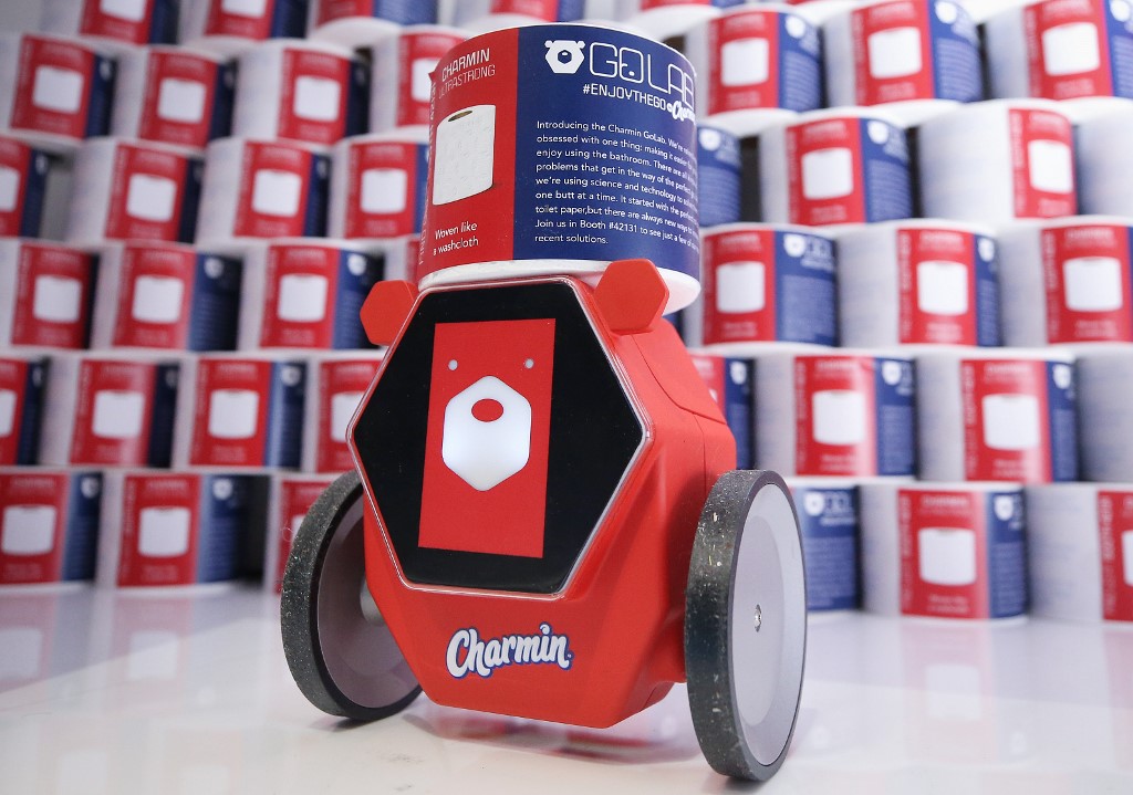 Charmin, kompanija koja proizvodi toaletni papir i slične higijenske potrepštine, predstavila je na CES-u svoj prvi robot. RollBot ima samo jednu jedinu misiju: da vam doveze rolu toalet papira kada vam usfali.