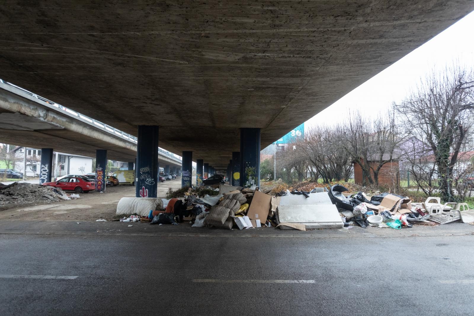 Tragediji ne doprinose ni građani koji ispod mosta ostavljaju glomazni otpad.