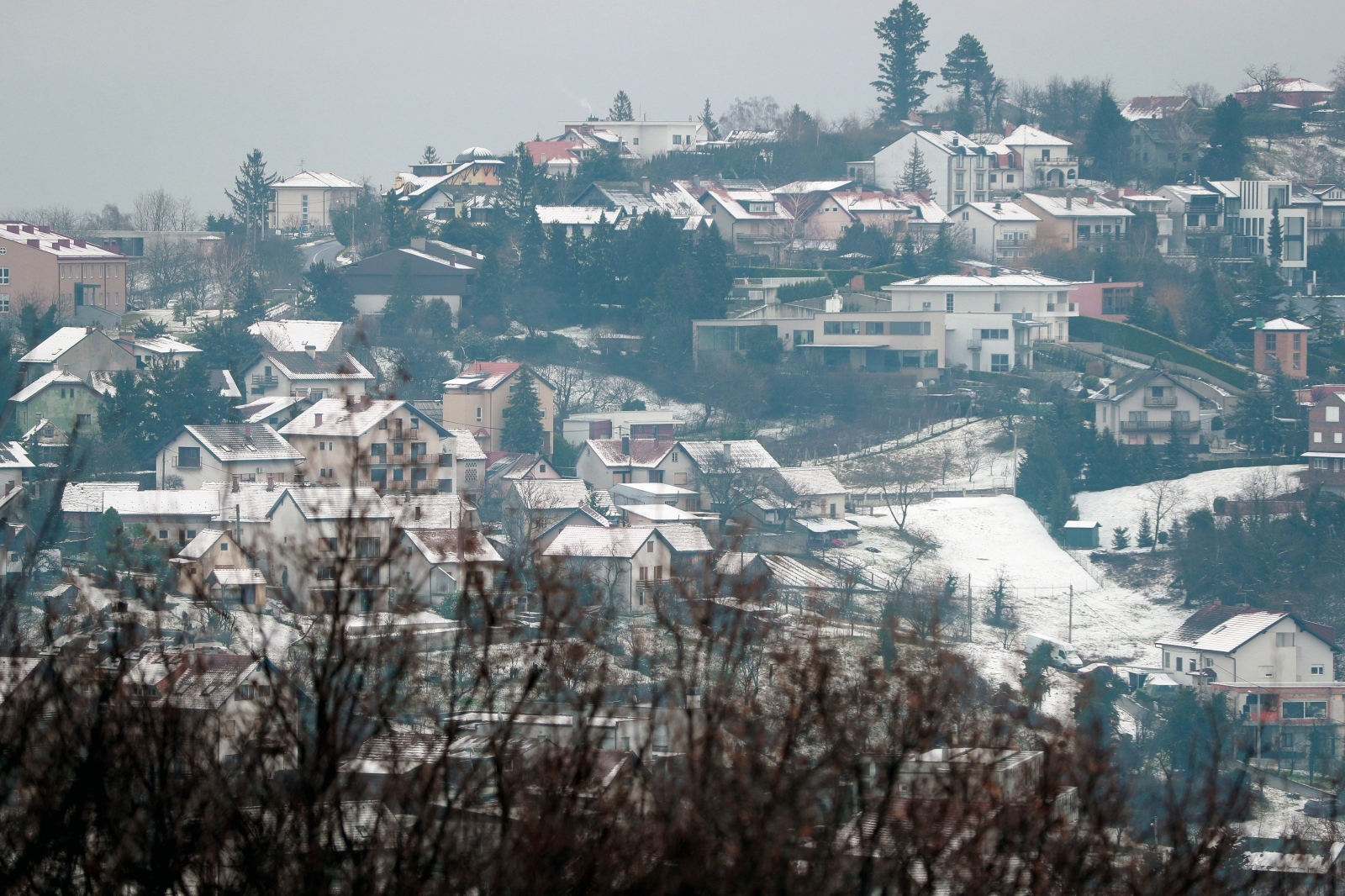 Zimska idila nešto se malo zdražala tek u zagrebačkoj podsljemenskoj zoni, dok su se pahulje koje su tijekom noći zabijelile grad već do podneva otopile.