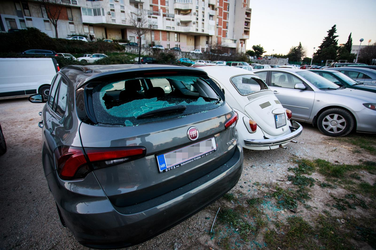 Pijani muškarac u Splitu je u utorak rano jutro oštetio 21 parkirano vozilo, kojima je razbio uglavnom stakla, doznaje se od splitske policije.