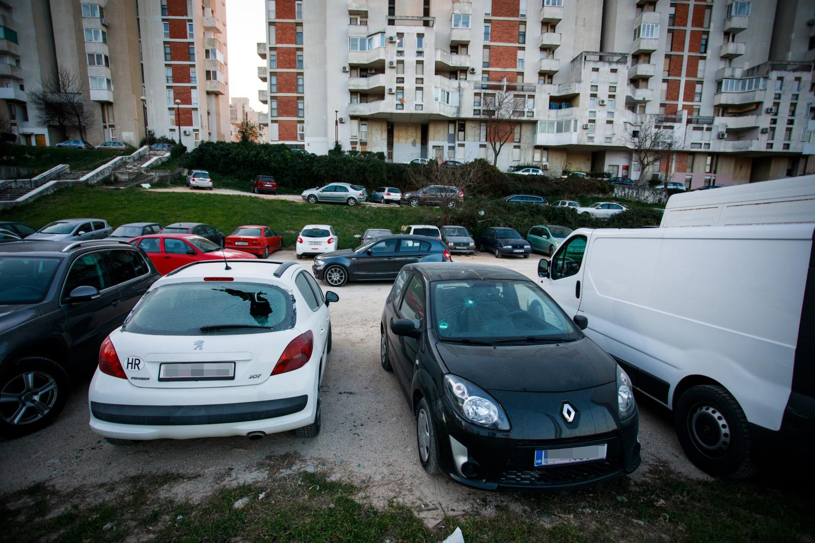 Rano jutros, dodaju iz policije, zabilježili su oštećenja stakala na ukupno 21 vozilu na području Trstenika u Splitu.