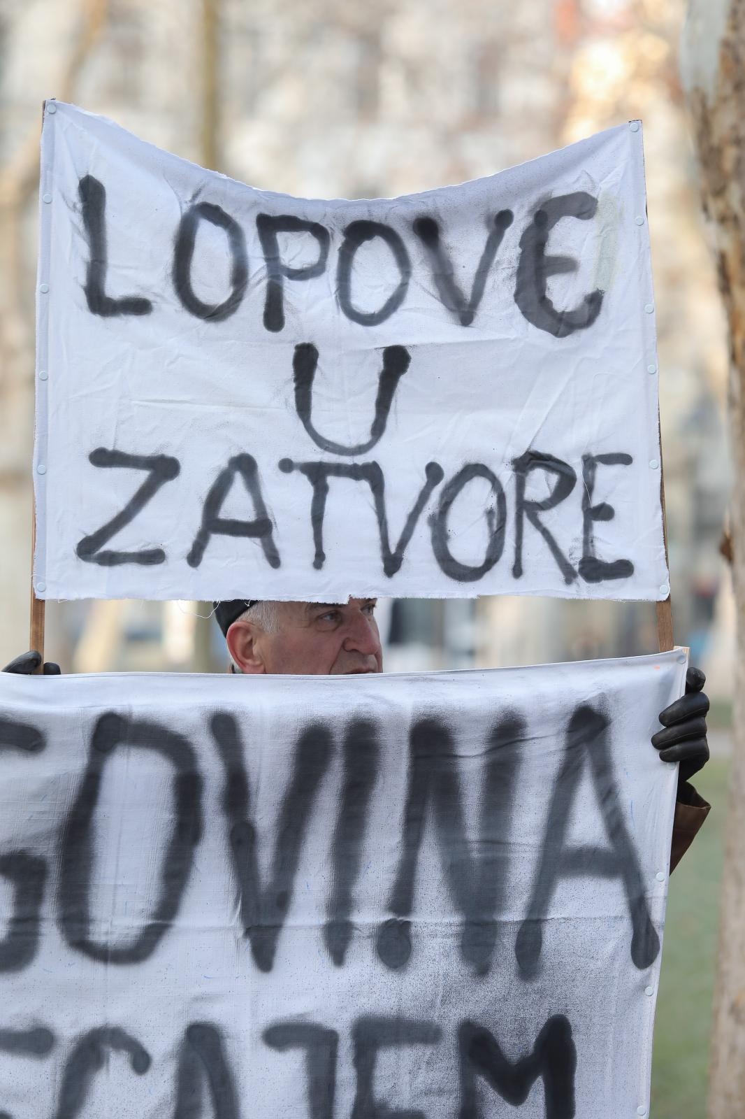 Građani i aktivisti okupili su se jutros ispred Županijskog suda u Zagrebu. 