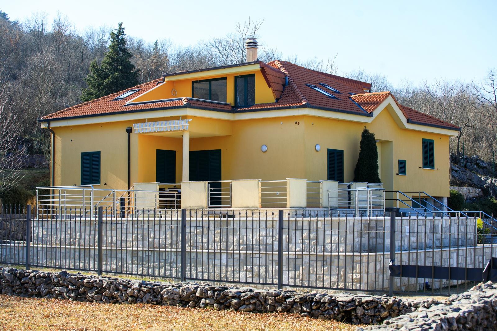 Ovo je kuća u Ivanbegovini kraj Imotskog u vlasništvu ministra Milana Kujundžića. 