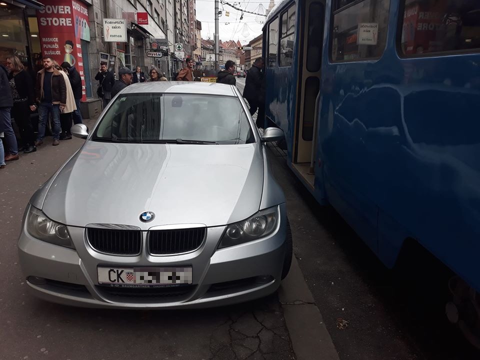 Jer zašto ne parkirati na tramvajsku stanicu? (Zagreb)