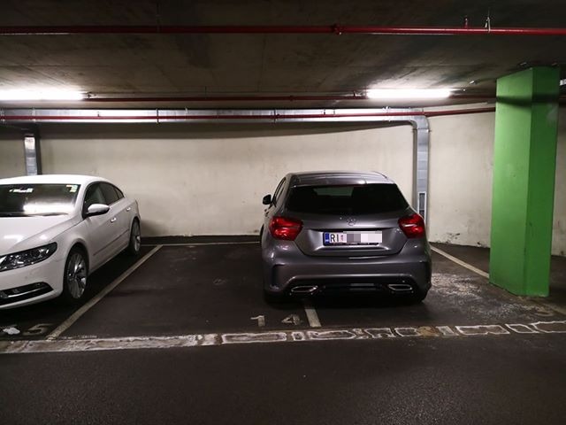 U nekom savršenom svijetu, gdje ljudi znaju parkirati, ovdje je mogao stati još jedan auto. (Nepoznata lokacija)