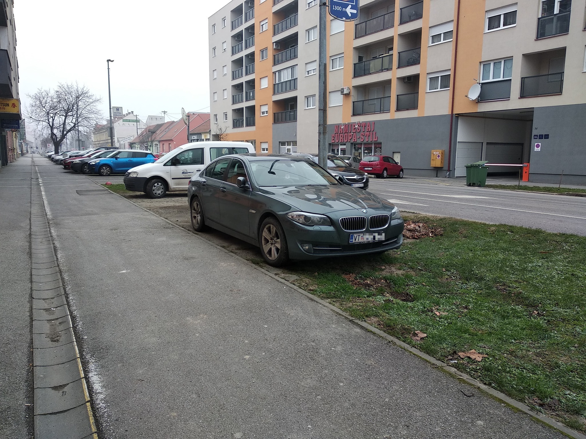 'Što? Zelene površine ne služe kao parking?' (Osijek)