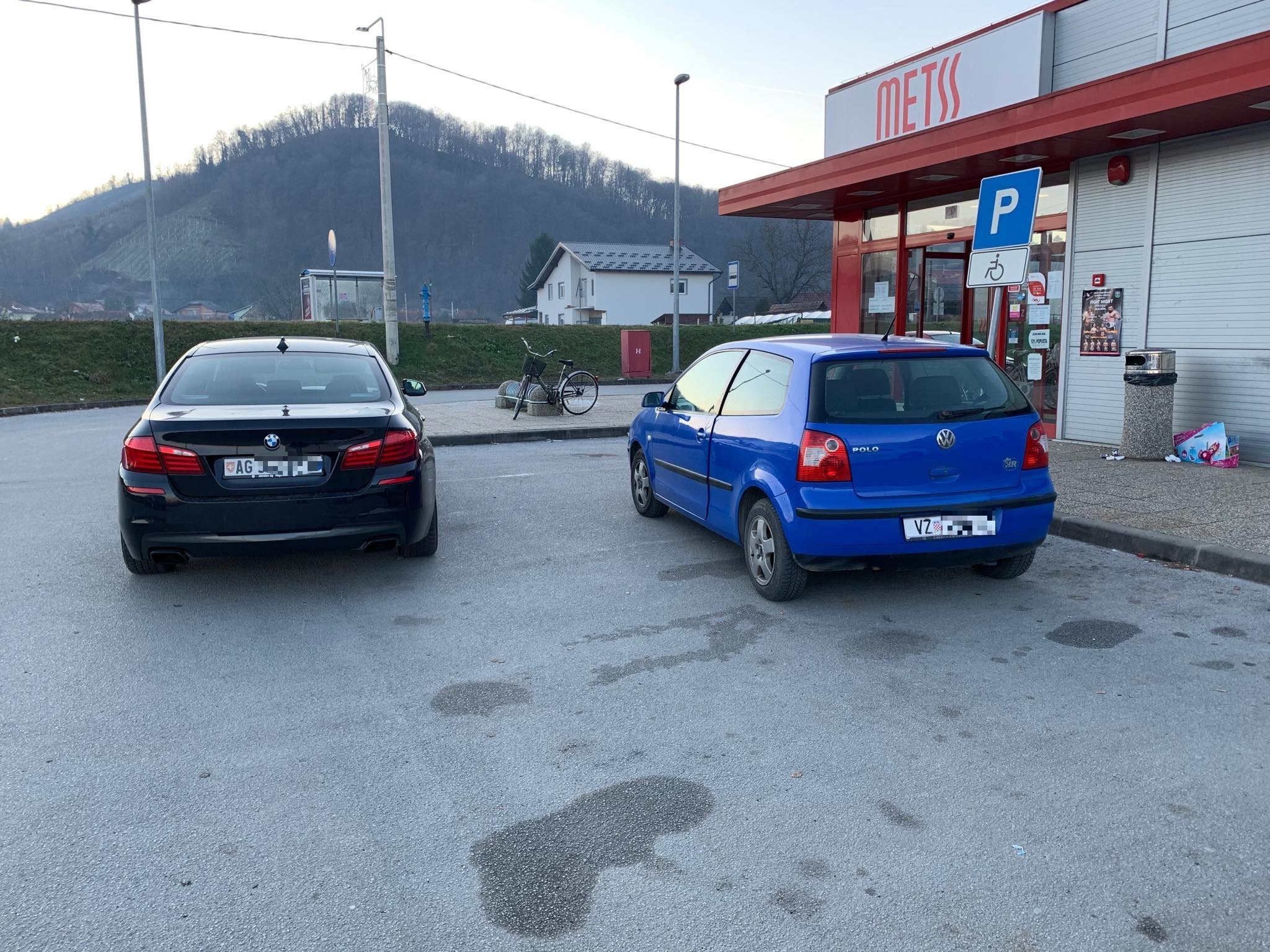 Ne jedan, nego dva genijalno parkirana automobila. Jedan je navratio iz Švicarske (Varaždin) 
