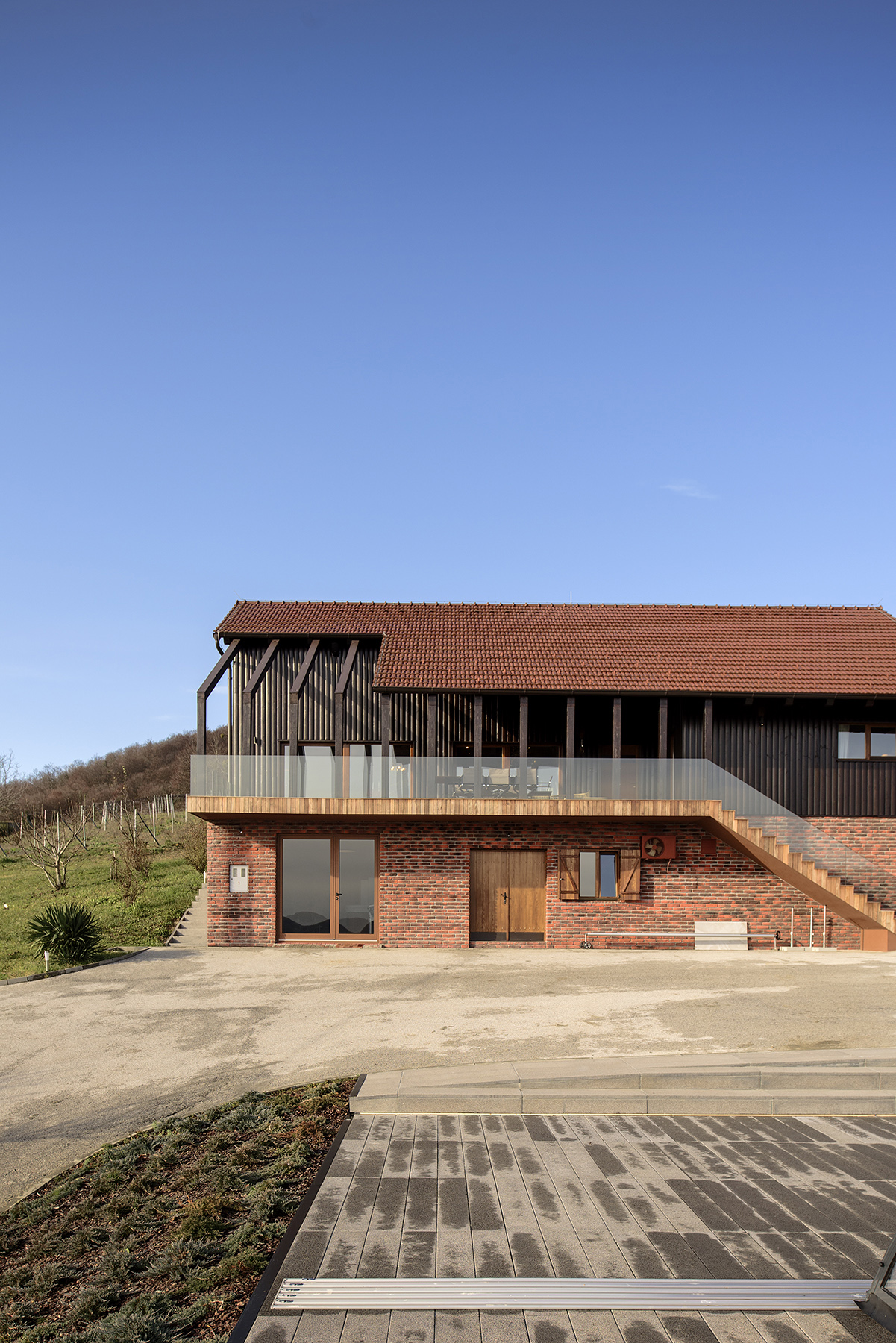 Iza ove moderne zagorske kleti Lotus Expo House koja se nalazi u Zagorju stoji studio Lotus Architecti, odnosno arhitektica Maja Bručić.