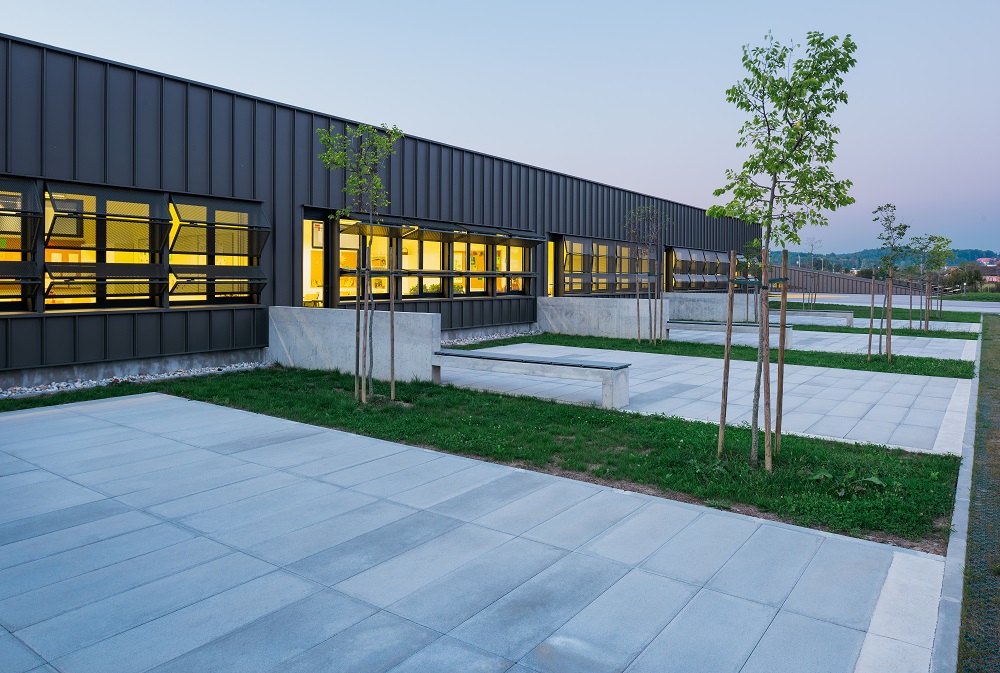 Iza projekta osnovne škole u Popovači stoji arhitektonski studio Roth-Čerina, odnosno arhitekti Mia Roth i Tonči Čerina.