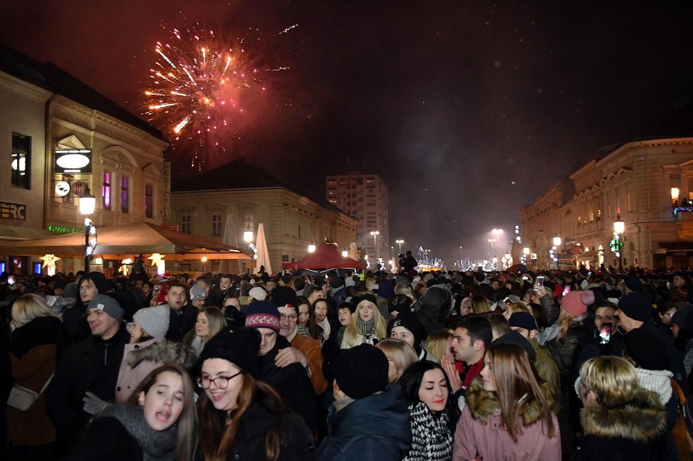 U Slavonskom Brodu Novu godinu su dočekali uz Luku Nižetića. 