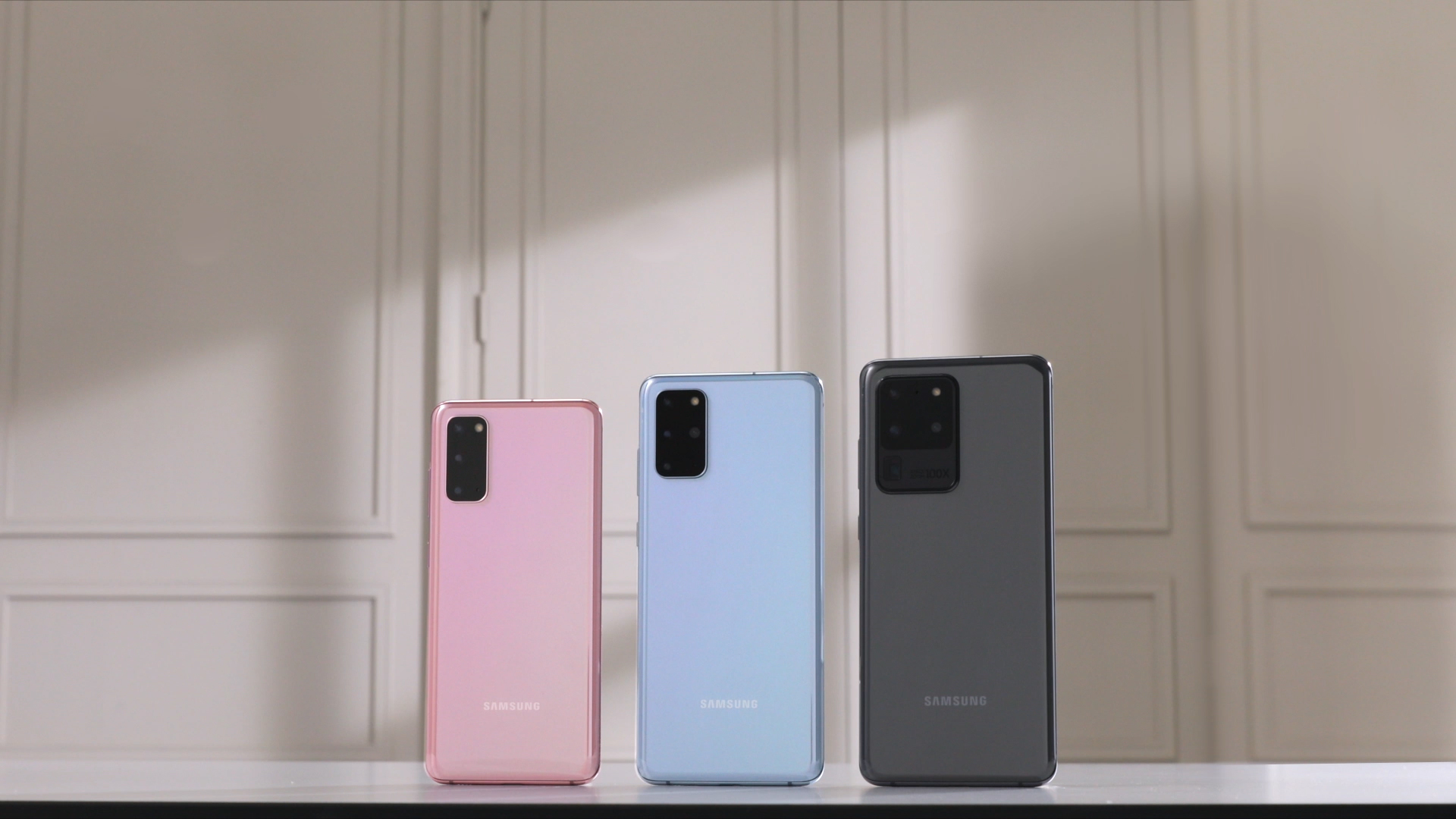 Dakle, Samsung je osvježio svoju S liniju mobitela, koja se, umjesto S11 (prethodnici su bili S10), zove S20. Samsungu je očito bilo zgodnije u 2020. godini imati seriju s brojem 20 u imenu. Predstavili su tri modela; manji i veći S20, te 20 Ultra, koji im je u vrhu ponude. No, uz S seriju, izbacili su i dugoočekivani sklopivi mobitel, Galaxy Z Flip, koji ne dijeli previše karakteristika s prvim (i problematičnim) Galaxy Foldom.
