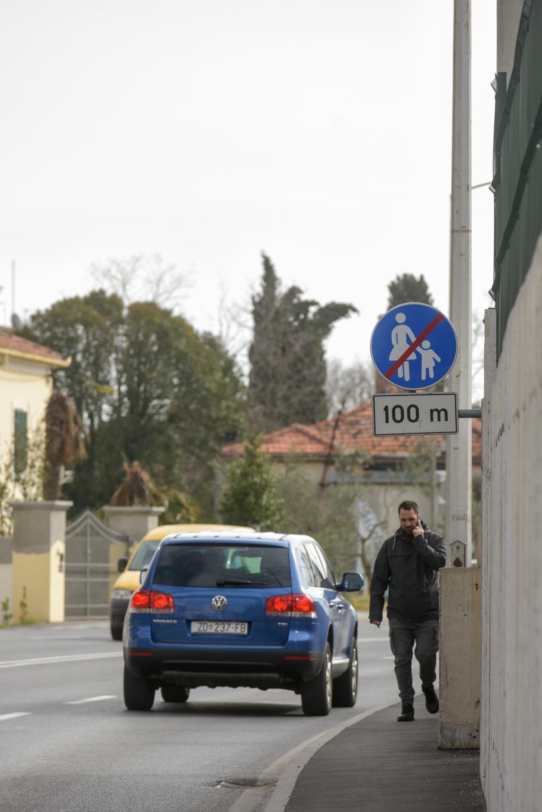  Znak zabrane postavljen je godinu i pol dana od otvaranja te ceste za koju Hrvatske ceste moraju proći tehnički pregled i dobiti uporabnu dozvolu Grada Zadra